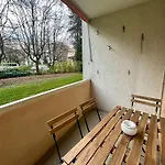 Cozy With Balcony In アパート *