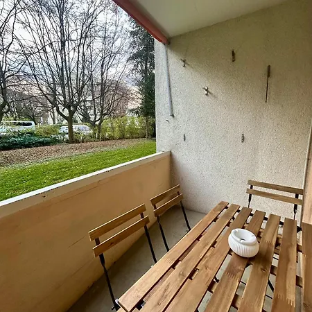 Cozy With Balcony In 公寓 *