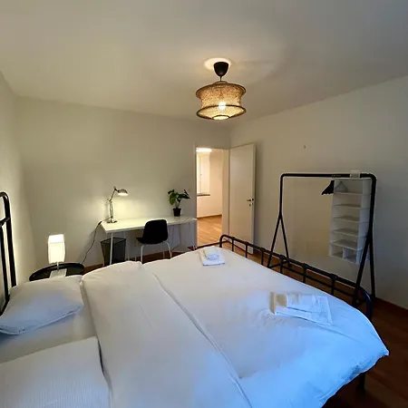 아파트 Cozy With Balcony In